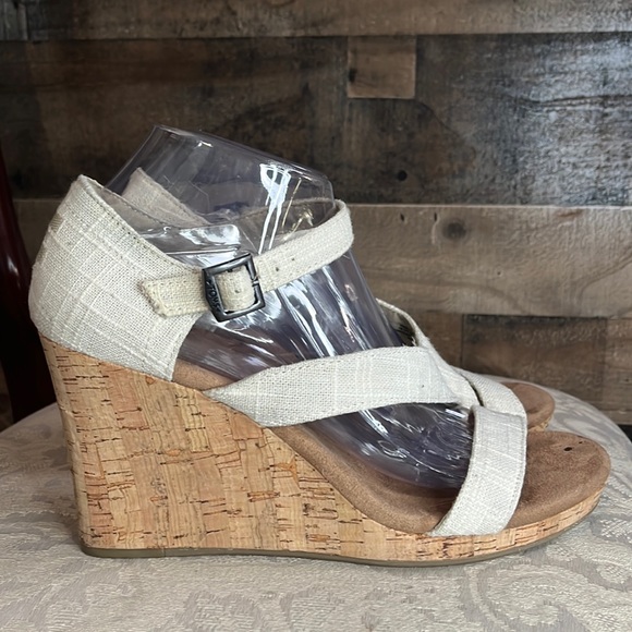 Toms Shoes - Toms Womens 9.5 Cork Wedge Heel Sandals Tan / Cream